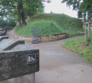 Entlang der Festungsmauer