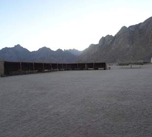 Im Beduinendorf, nur ein paar alte Hütten