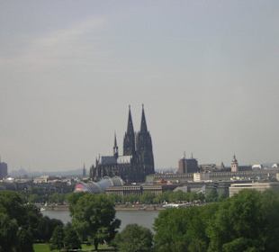 Blick aus der Seilbahn durch die Scheibe