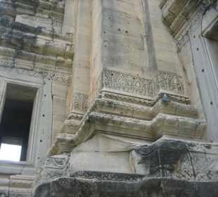 Relief an Außenmauer