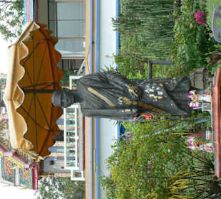 Pho Luang Dang Statue