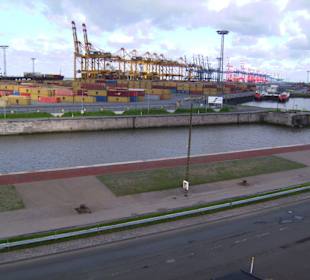 Nordschleuse - rechter Teil; hinten der Hafen