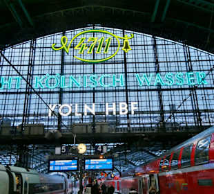 Die Glasfront der Bahnhofshalle