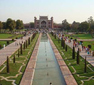 Blick vom Taj Mahal auf den Haupteingang