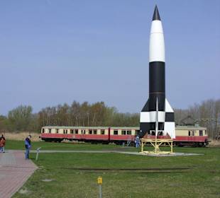 Rakete und Bahn im Museum