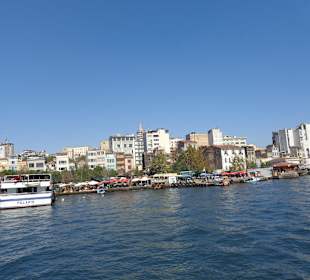 Blick auf das Galataufer im Goldenem Horn aus