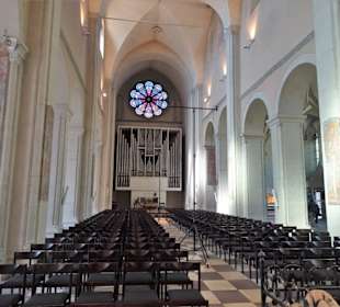 Blick in das Hauptschiff vom Altar