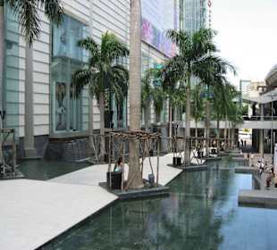 Zwischen Siam Paragon Center und Sky Train Station