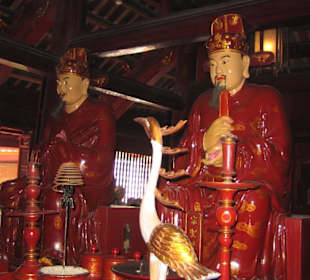 Zwei Statuen des Konfuzius im Literaturtempel