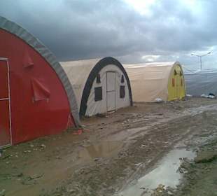 Arbeiter wohnen in Zelten