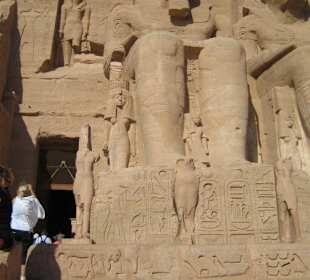 Statue neben dem Tempel von Abu Simbel