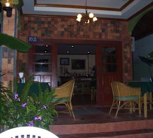 Bkick vom Außentisch zum Restauranteinneren