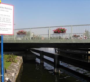 Die Drehbrücke halb geöffnet