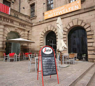 Außenansicht DB Museum Terrasse am Eingang