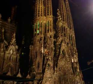 Die Sagrada Familia bei Nacht