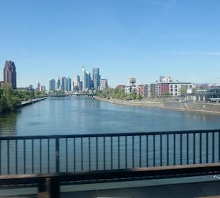 Blick aus dem Zug: Main und Frankfurter Skyline