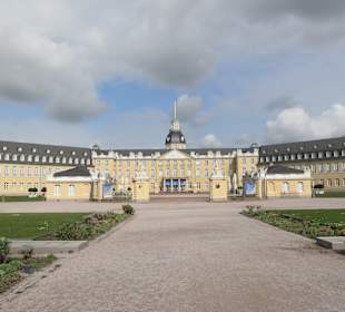 Blick zur Vorderseite von Schloss Karlsruhe