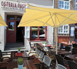 Tische vor der Osteria Rustica