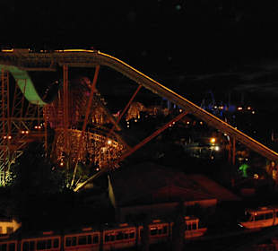 Blick auf "Antlantica-Supersplash" bei Nacht