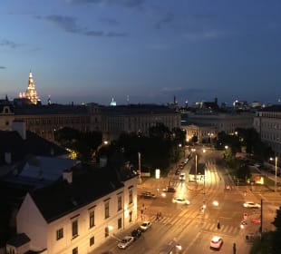 Blick von der Rooftop Bar Dachboden mit erleuchtetem Rathaus links 25hours Hotel Wien beim MuseumsQuartier