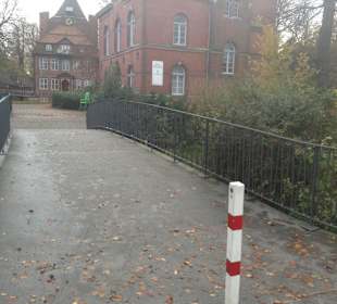 Brücke, Haupteingang 