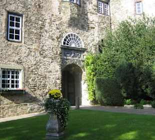 Die Sicht auf den ersten Innenhof.