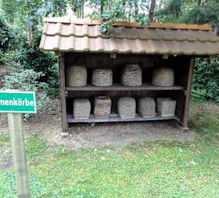 Bienenstöcke auf dem Außengelände des Museums