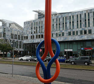 Kreuzknoten vor der Volksbank Magdeburg eG