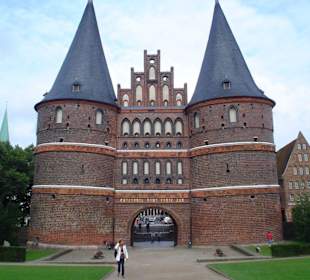 Holstentor, 2 Minuten vom Hotel entfernt