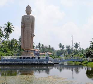 Mahnmal an den Tsunami 2004 - von Japan gestiftet.