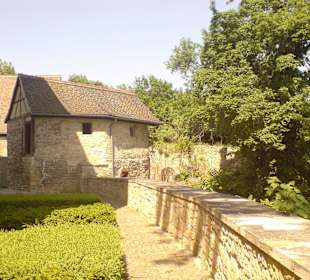 Weg mit Ruinen beim Alten Schloss