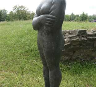 Die Bronzefigur „Große Stehende“ im Skulpturenpark