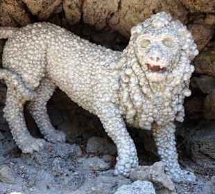 Muschelskulpturen an der Grotte
