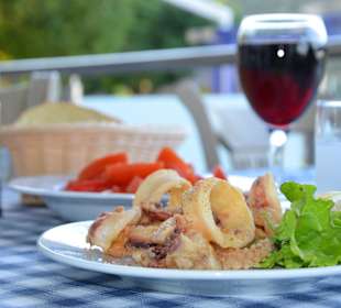 Calamari, Tomaten Salat, Tzipouro & Brot 