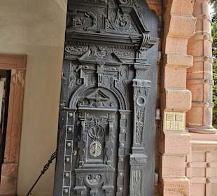 Massives Eingangstor