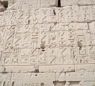 Schriften an der Tempelwand