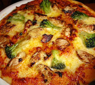 Pizza mit Hähnchenfleisch und Gemüse