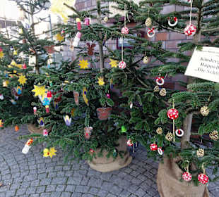 Von Kindern geschmückte Tannenbäume