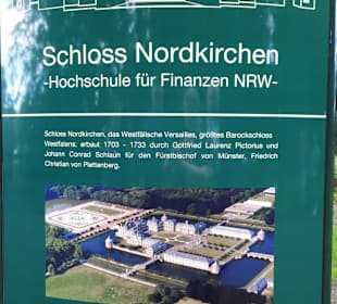 Das Schloss von oben auf dem Bild