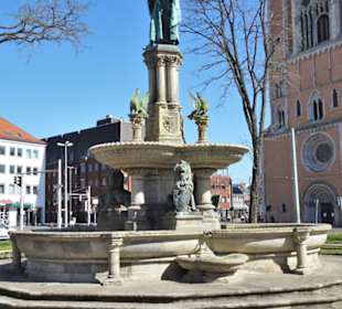 Ansichten des Heinrichsbrunnen