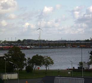 Blick auf die Autoregale im Hafen (von Plattform)