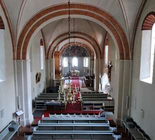 Blick von der Empore in das Kirchenschiff