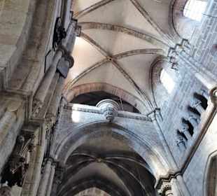 Blick zur Gewölbedecke in Richtung Portal