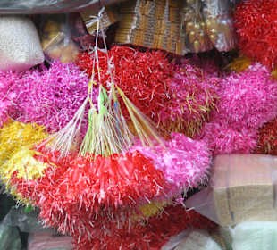 Blumen, gebunden als Opfergabe