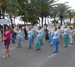 Parade mit Traditioneller Kleidung