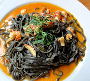 Schwarze Linguini mit Flusskrebsen in Orangensauce