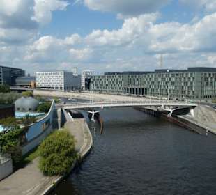 Blick von der Fußgängerbrücke am Paul-Löbe-Haus
