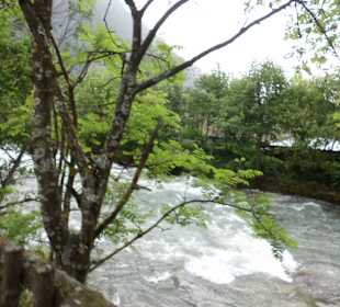 Weg entlang am Fluss