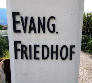 Wegweiser zum Friedhof