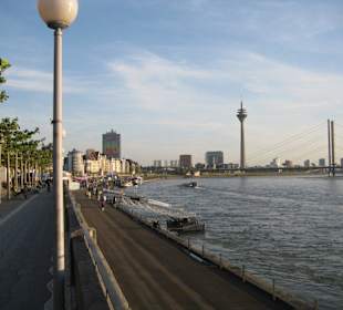 Blick auf die Promenade mit Rheinturm